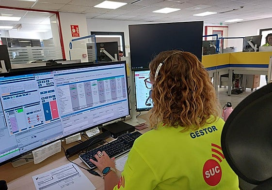 Una de las operarias del centro de emergencias.