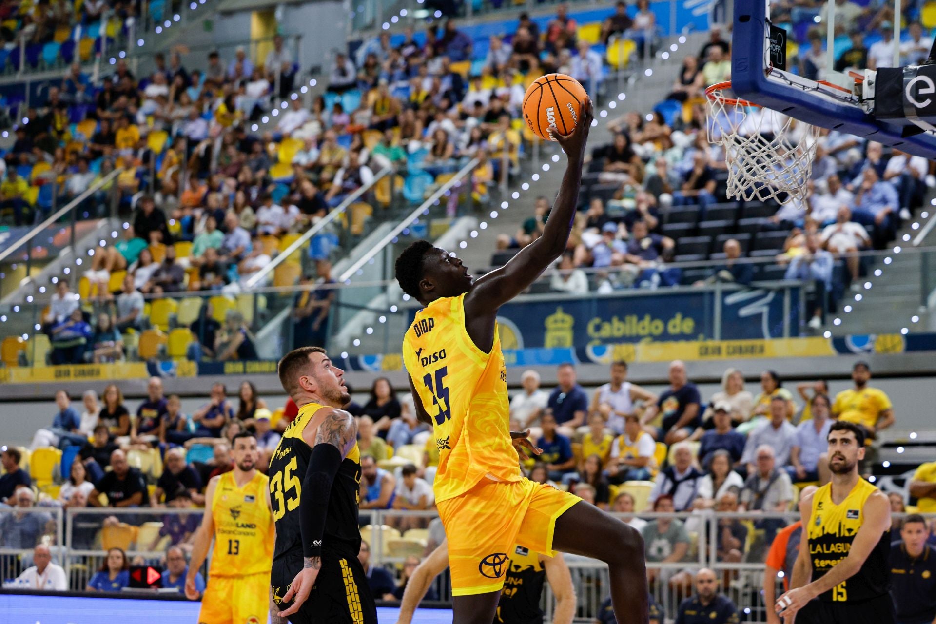 Massamba Diop entra a canasta ante la mirada del teldense Fran Guerra en la ida de la Copa Isola.