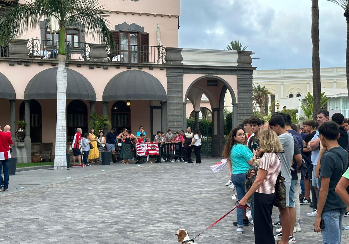 Centenares de personas reciben al Athletic Club en el hotel Santa Catalina