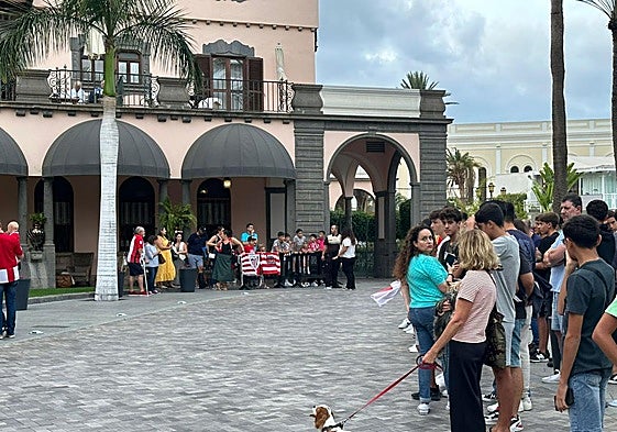 Imagen de aficionados del Athletic Club esperando la llegada de su equipo al hotel.