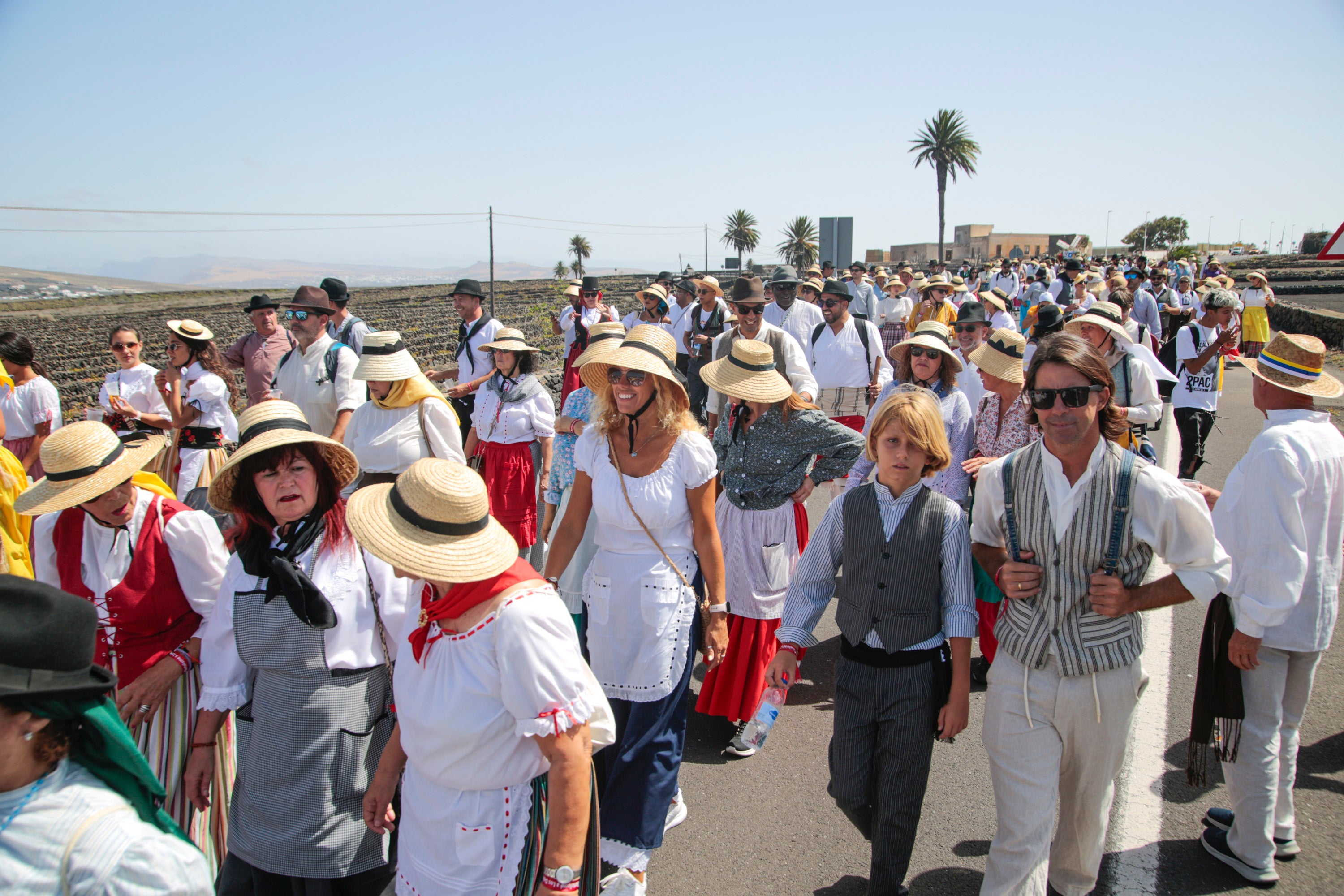 Mancha Blanca recibe con calor y viento a miles de romeros