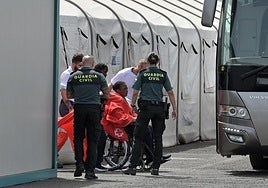 Imagen de las personas llegadas en cayuco este sábado a El Hierro.