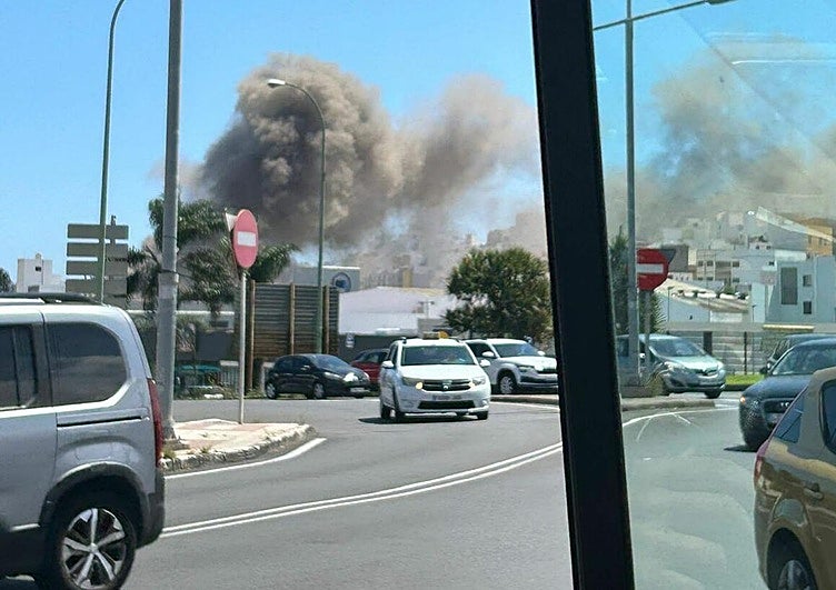 Incendio en un taller de coches en Miller Bajo