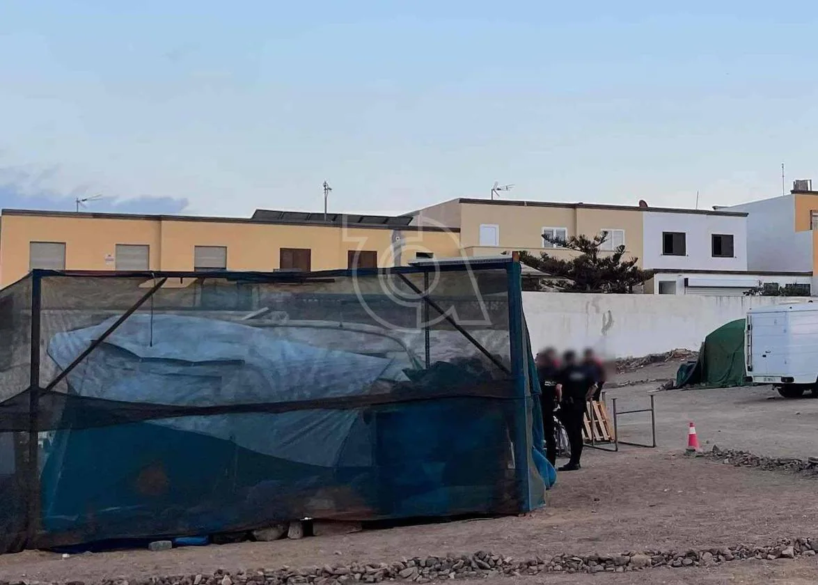 Imagen de la intervención de la policía en el barrio teldense de Hoya del Pozo este lunes.