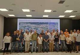 Imagen de una reunión de trabajo con participantes en la comunidad energética de Siete Palmas.