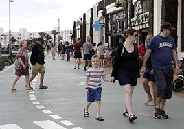 Turistas transitando por el paseo de Las Cucharas de Costa Teguise.