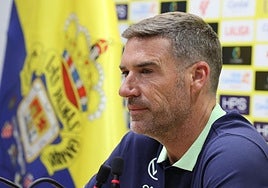 El entrador de la UD Las Palmas, Luis Carrión, ante los medios.