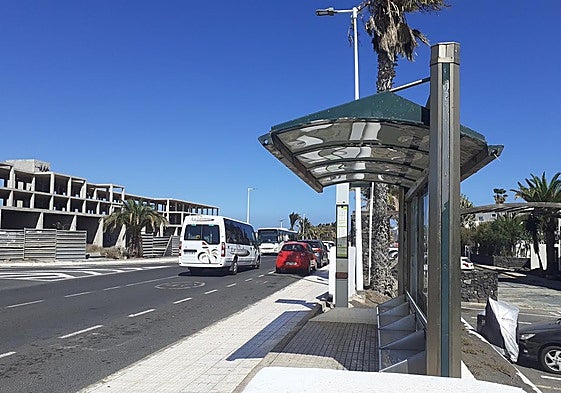 Parada de guaguas en Costa Teguise.
