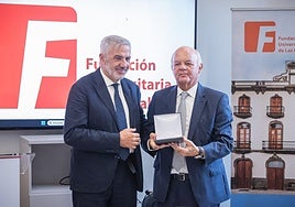 Alberto Cabré, presidente de la FULP, recibe la Medalla por parte del rector, Lluís Serra.