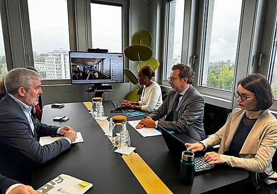 El presidente de Canarias, Fernando Clavijo, durante su encuentro con representantes de Unicef y Acnur en Ginebra.