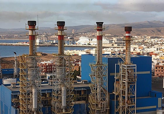 Las cuatro chimeneas de la central eléctrica de Puerto del Rosario, situada en el barrio de El Charco.