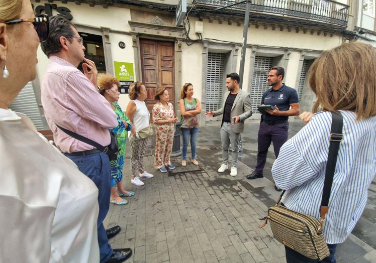 El concejal de Limpieza, Héctor Alemán, habla con vecinos y comerciantes de Triana.