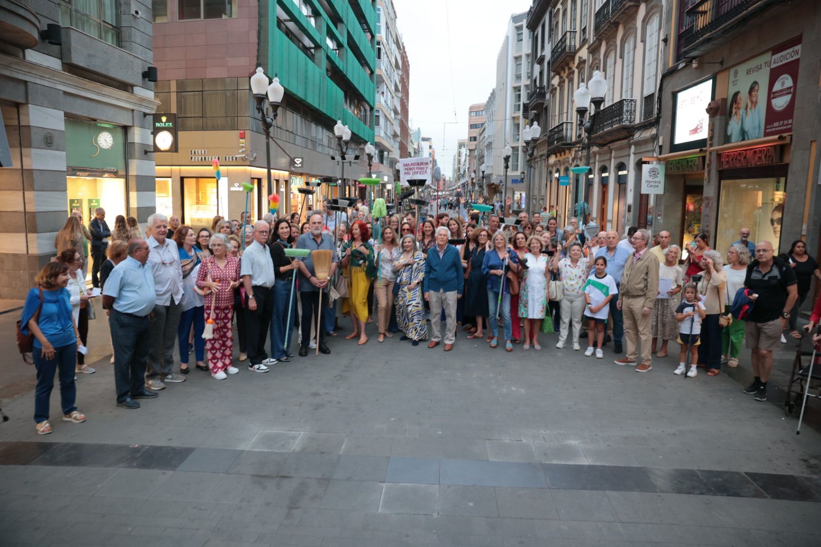 La manifestación en Triana ante la limpieza, en imágenes