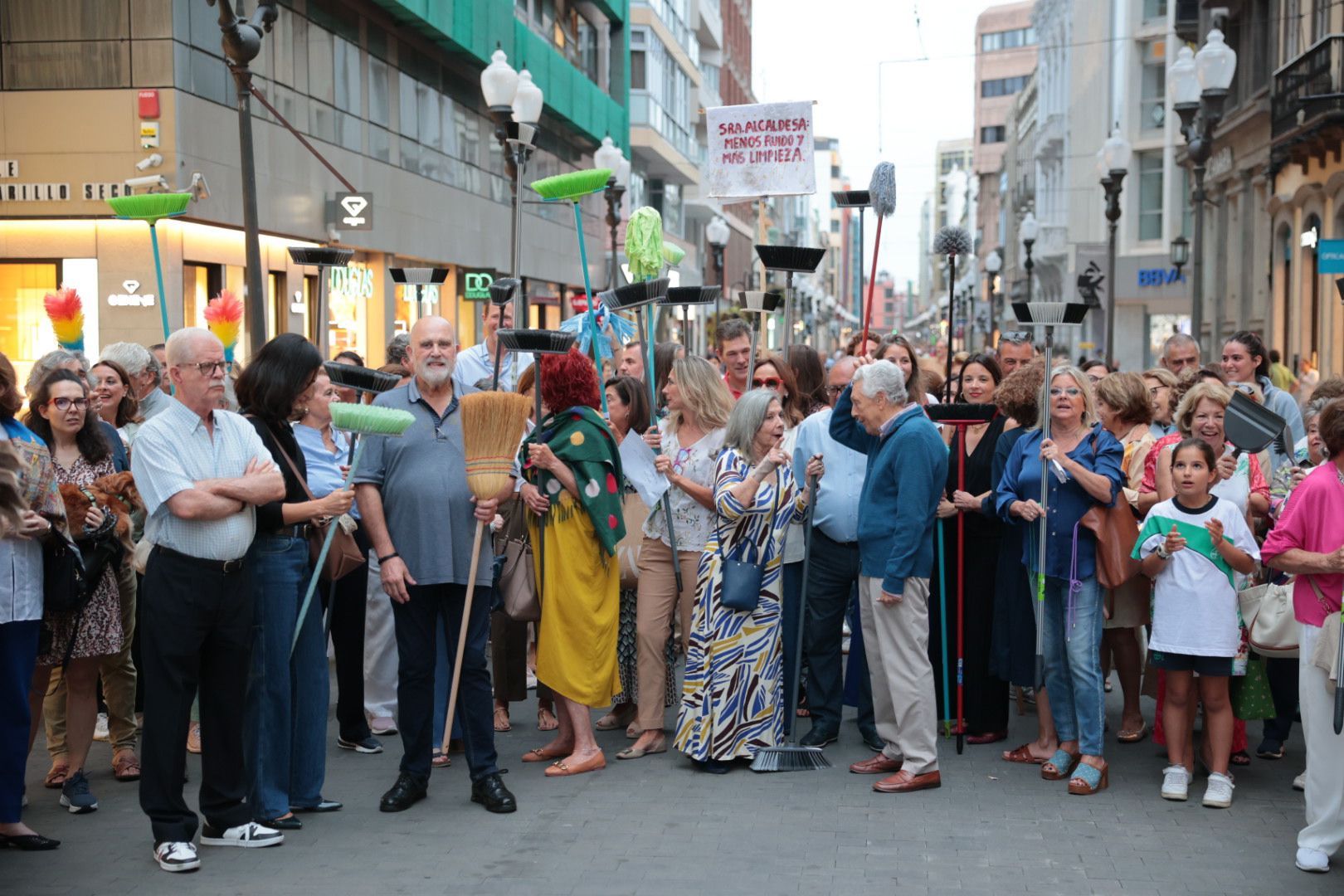 La manifestación en Triana ante la limpieza, en imágenes