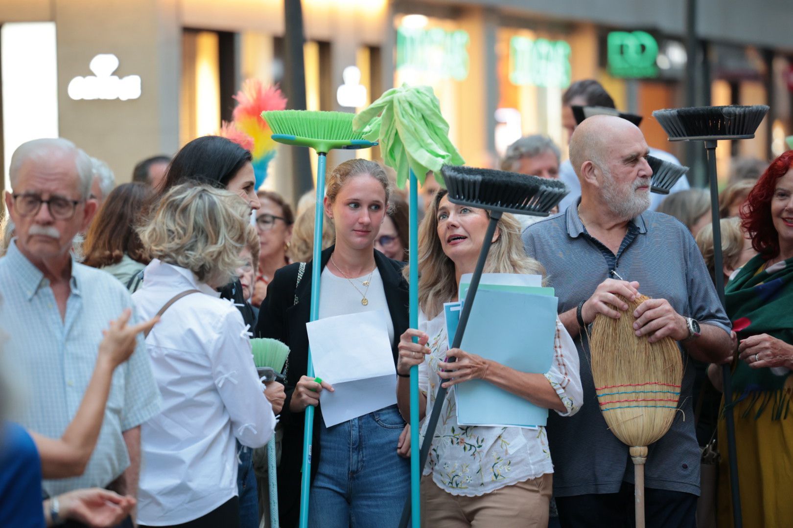 La manifestación en Triana ante la limpieza, en imágenes