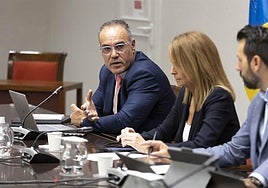 El comisionado del REF de Canarias, José Ramón Barrera, durante su comparecencia en el Parlamento de Canarias.