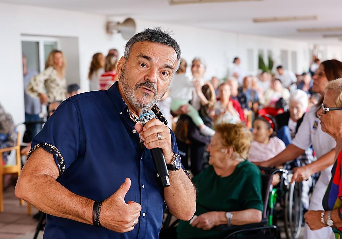 Pepe Benavente, durante el concierto con el que sorprendió este viernes en la Residencia de Mayores de Taliarte.