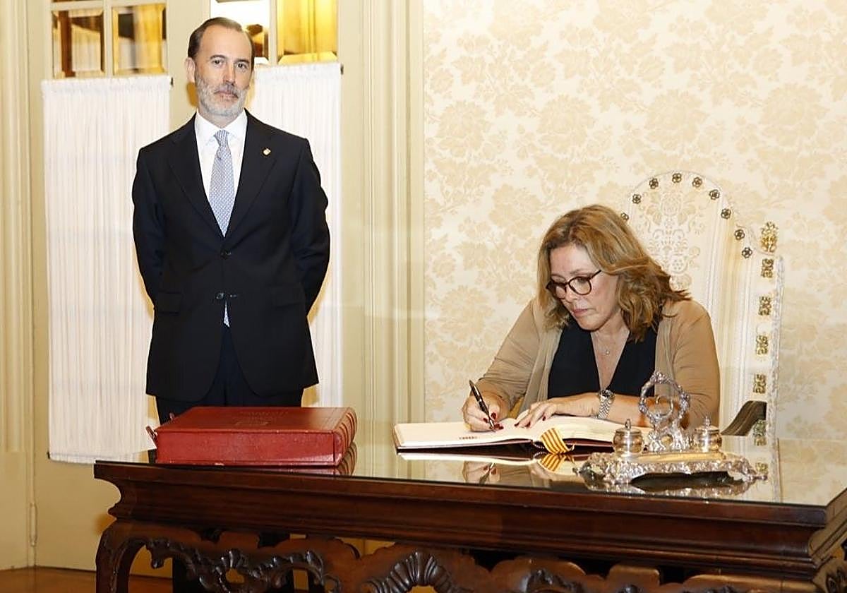 Astrid Pérez es recibida en el Parlamento balear firmando en el Libro de Honor