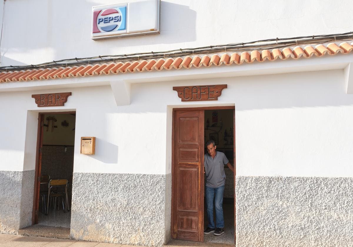 Sergio Perera Padrón regentó el bar, primero con su padre Teófilo y luego solo, situado en torno a la plaza de la ermita de Vega de Río Palmas, en el municipio de Betancuria.