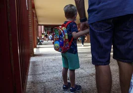 Imagen de archivo de un alumno de Infantil entrando al colegio.