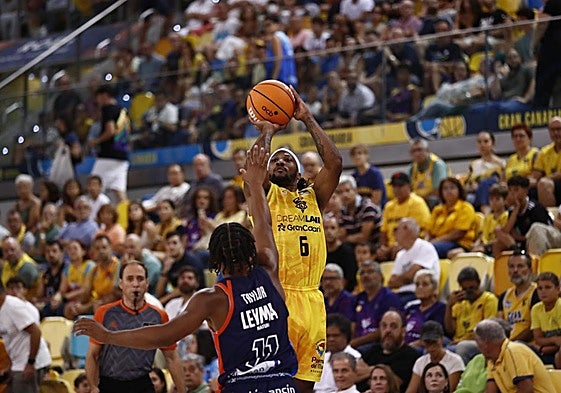 Andrew Albicy lanza desde el exterior.