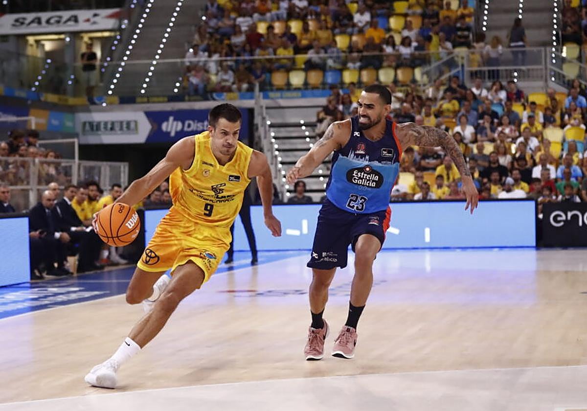 Nico Brussino conduce la bola en la pista de un Arena con gran entrada.