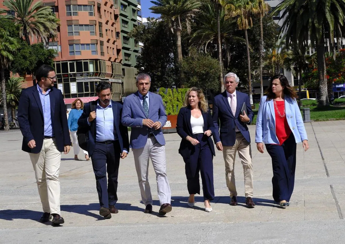 Imagen secundaria 1 - Reunión mantenida entre Domínguez y los diputados y senadores populares.