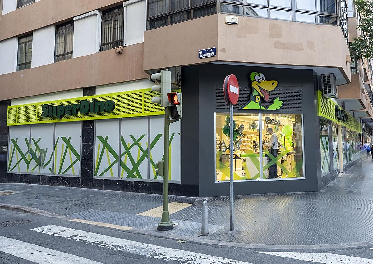 Imagen secundaria 1 - HiperDino abre una nueva tienda en la calle León y Castillo y amplía su oferta en la capital grancanaria