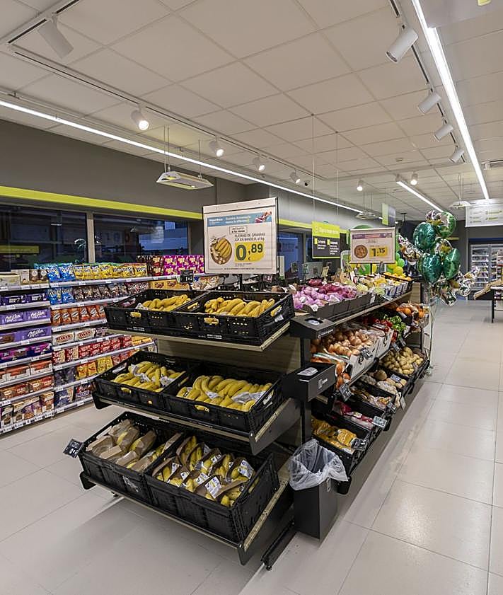 Imagen secundaria 2 - HiperDino abre una nueva tienda en la calle León y Castillo y amplía su oferta en la capital grancanaria