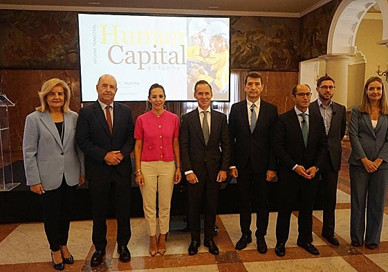 Foto de familia durante la presentación de 'Human Capital Outlook', informe sobre la evolución del mercado laboral en el segundo trimestre.