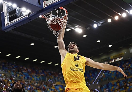 Mike Tobey machaca el aro en el partido frente a Leyma Coruña.