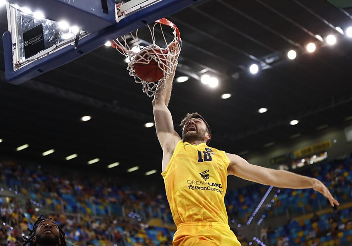 Mike Tobey machaca el aro en el partido frente a Leyma Coruña.