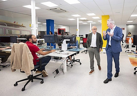 Antonio Morales y Moisés Hernández durante su recorrido por las instalaciones.