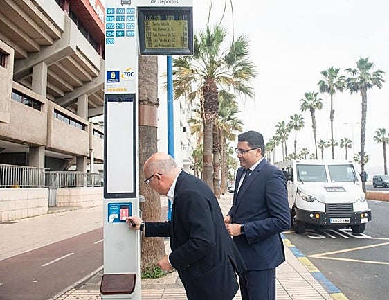 Imagen de archivo del presidente del Cabildo (d) y el Secretario de Transportes del PSOE grancanario.
