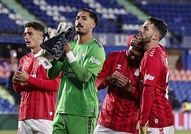 Álvaro Valles aplaude a la afición en Vitoria.