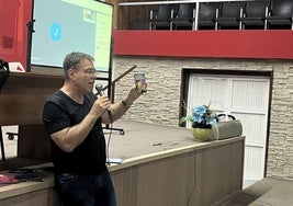 Pedro Reyes imparte una charla.