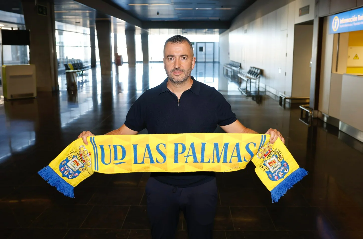 Diego Martínez, nuevo entrenador de la UD Las Palmas a su llegada al aeropuerto.