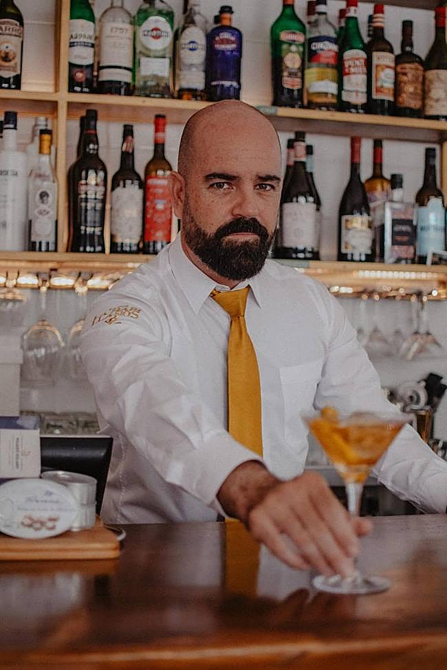 José Miguel Sánchez tras la barra de Tasca Marillanos