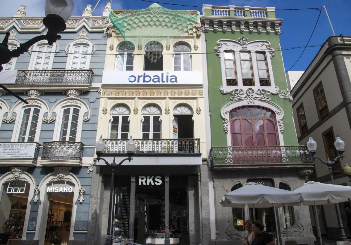 Conjunto modernista de la calle Triana, con el 78 en el centro del encuadre.