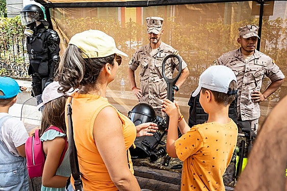 La curiosidad de los niños se vio satisfecha con las explicaciones de los militares