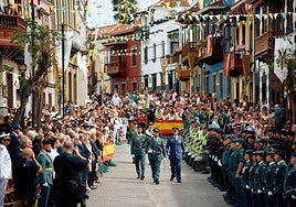 Momento de la celebración a las puertas de la basílica de Teror.