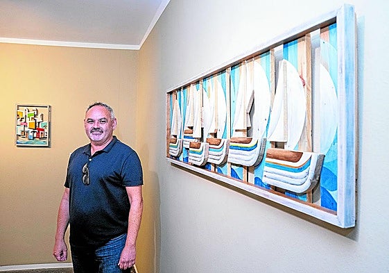 El artista, junto a sus obras. La exposición fue inaugurada el pasado jueves 10 de octubre.