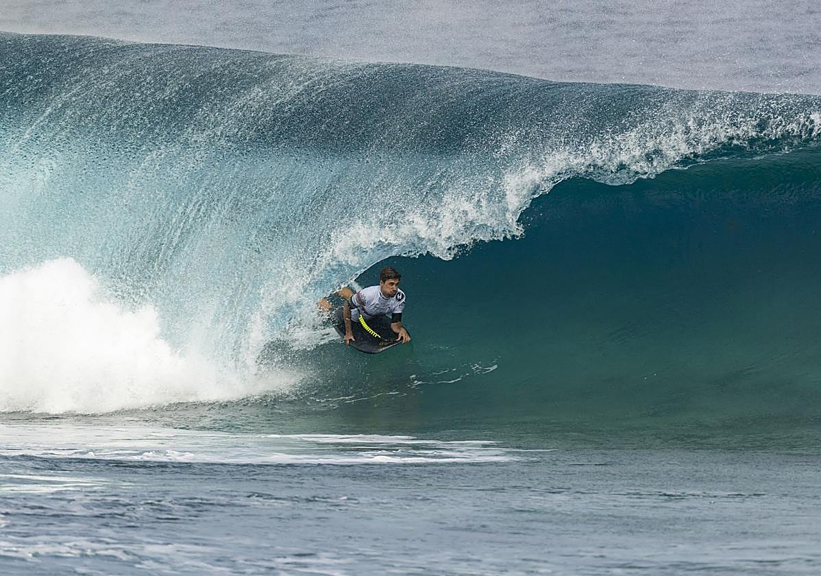 El competidor grancanario Sergio Quevedo se desliza sobre la ola en una gran actuación en el cuadro absoluto de Gran Canaria Frontón King 2024