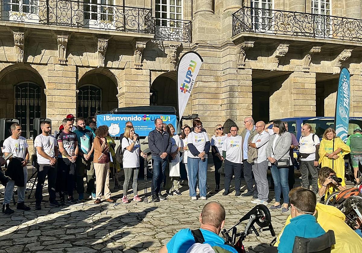 Imagen principal - La octava edición del Camino de los Valores llega a su fin con una sonora ovación en la plaza del Obradoiro