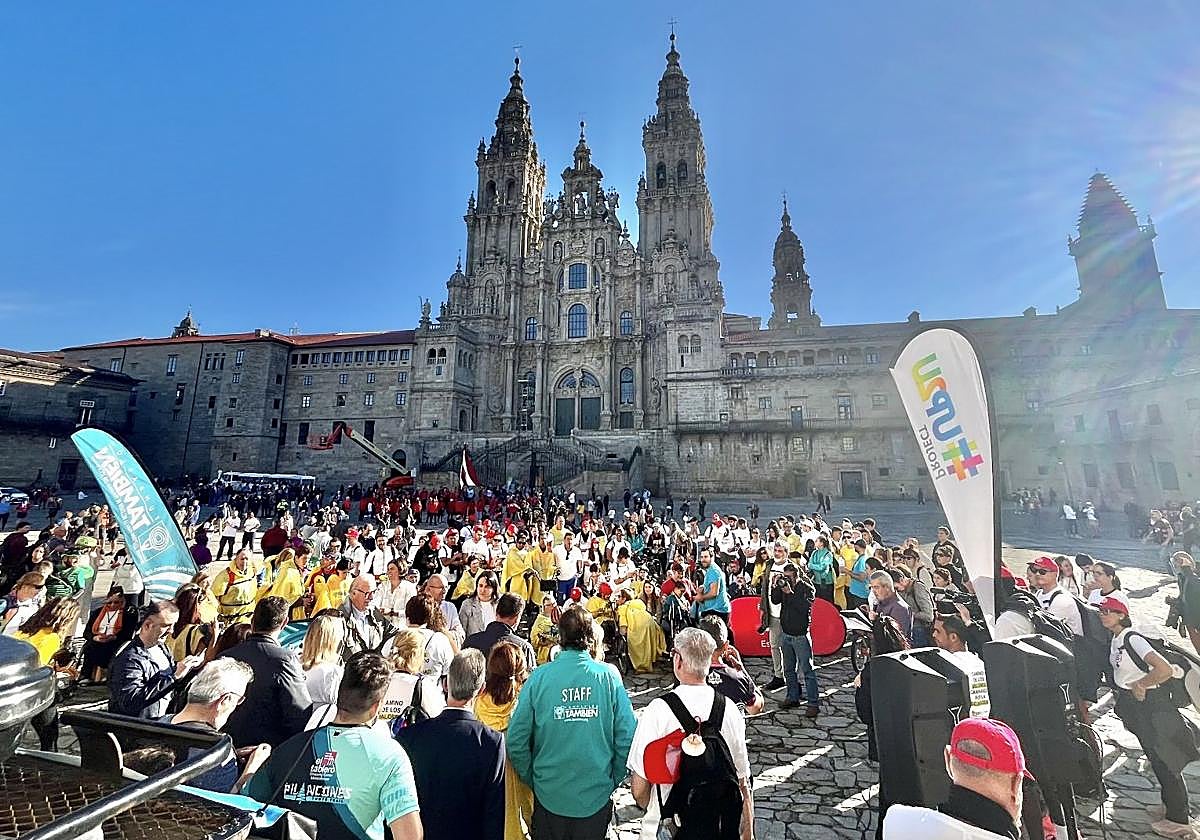 Los participantes del Camino de los Valores en la plaza del Obradoiro.