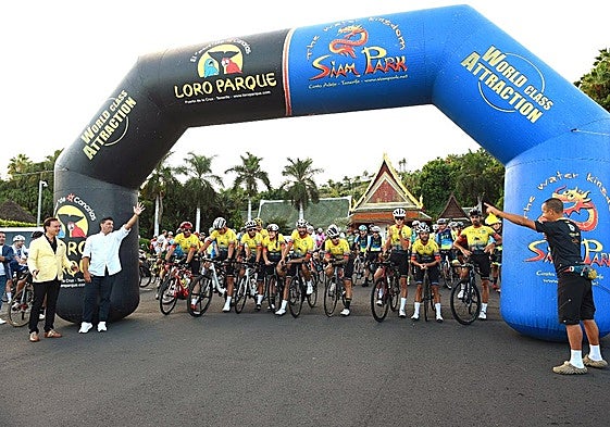 Hans Müler CCO de Loro Parque, Alberto Cabo Concejal de Deportes del Ayuntamiento de Puerto de la Cruz y Adriano Cordovés presidente del Club Ciclista Loro Parque Los Silos Natural
