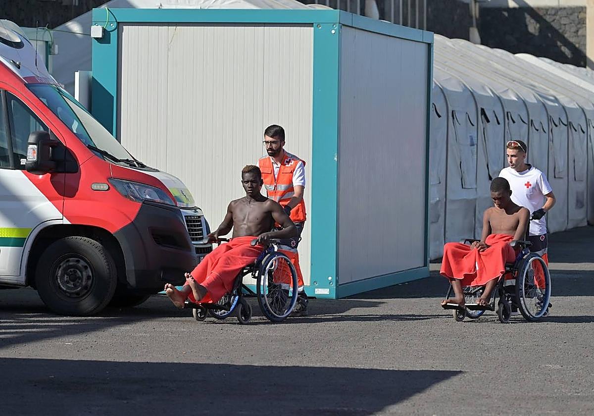 Llegan tres cayucos a El Hierro con 270 ocupantes, entre ellos 9 menores