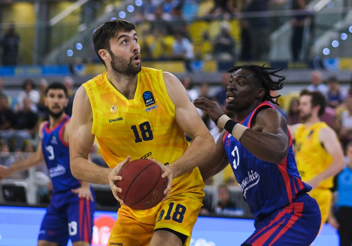 El pívot norteamericano del Gran Canaria, Mike Tobey, busca atacar ante el Bahcesehir en el Arena.