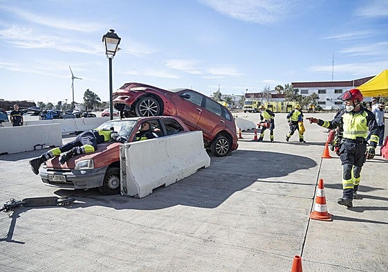 Un momento del ejercicio de rescate realizado por los bomberos.