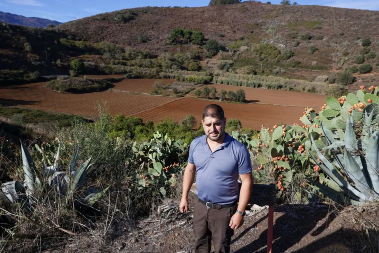 David posa delante de la finca La Caldera, llamada así por el lugar en el que se halla.